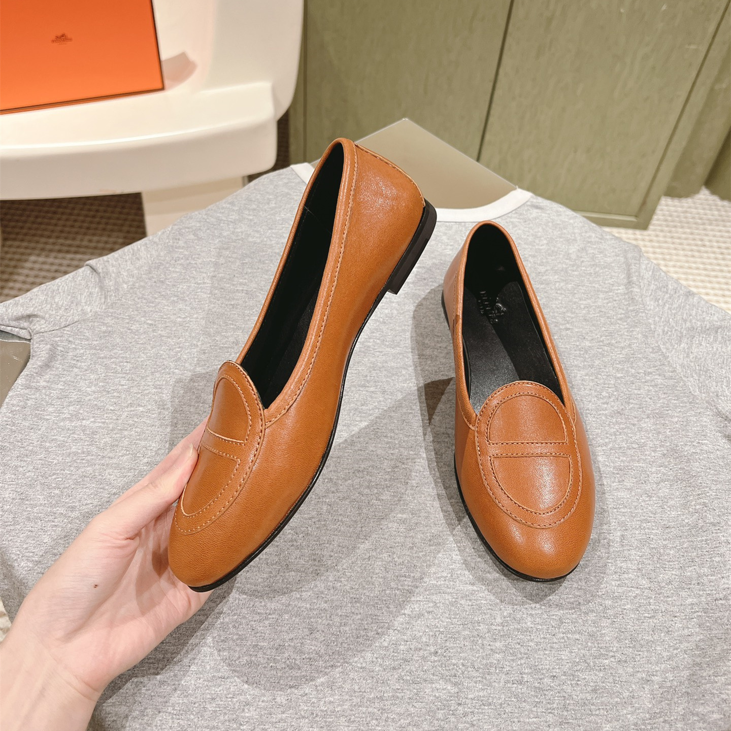 高仿Hermes*H242060Z1W山羊皮套腳單鞋棕色免檢版