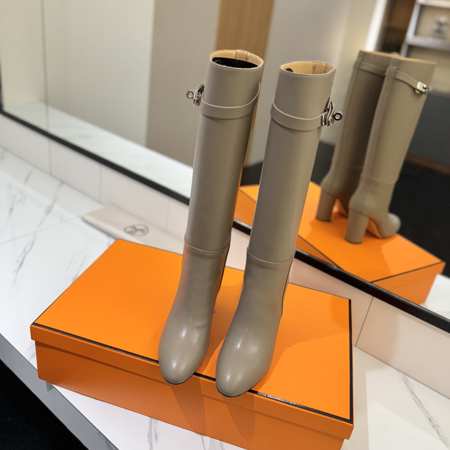 高仿Hermes*H192179ZE5小牛皮高筒靴沙色8.5CM免檢版