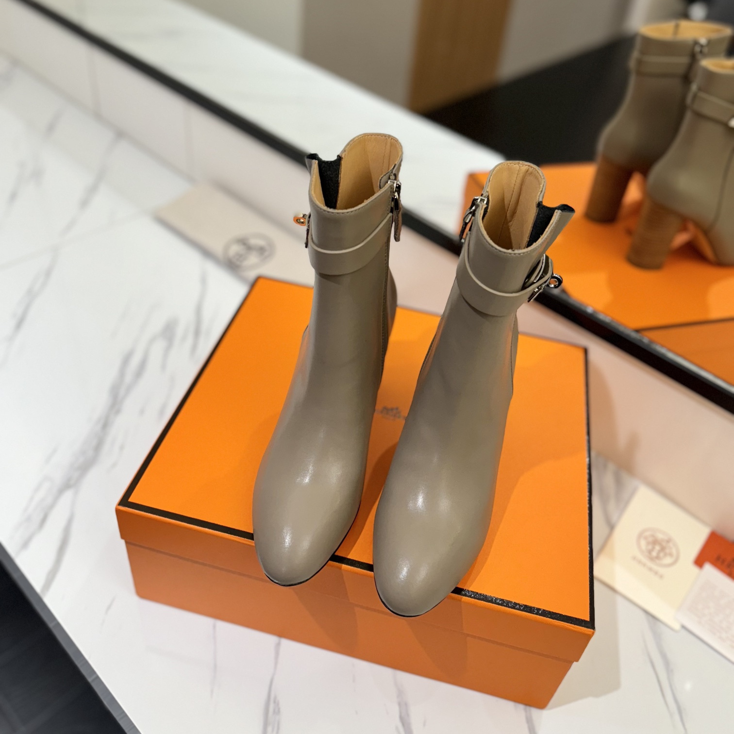 高仿Hermes*H192176ZE5小牛皮高踭短靴沙色8.5CM免檢版