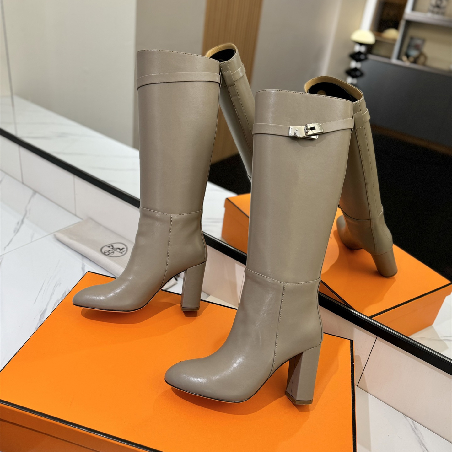 高仿Hermes*H192179ZE5小牛皮高筒靴沙色8.5CM免檢版