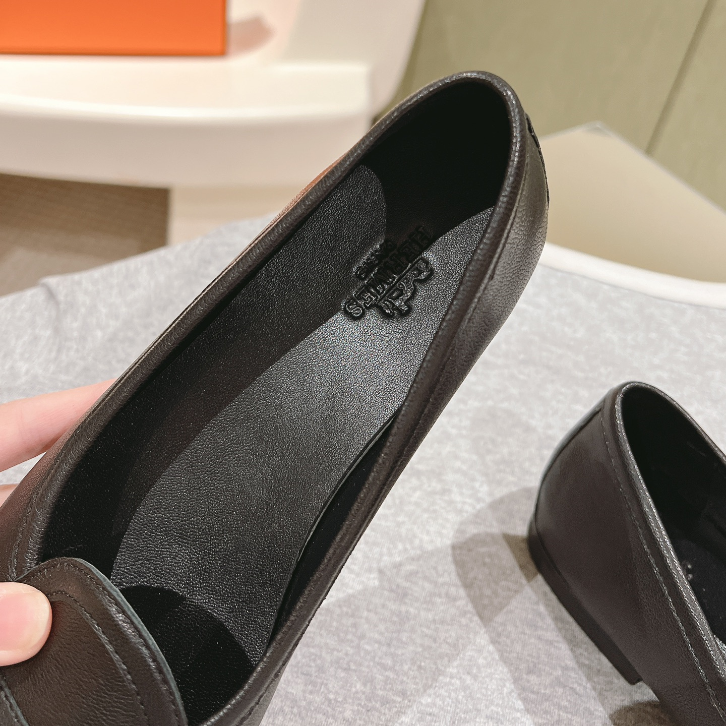 高仿Hermes*H242060Z02山羊皮套腳單鞋黑色免檢版
