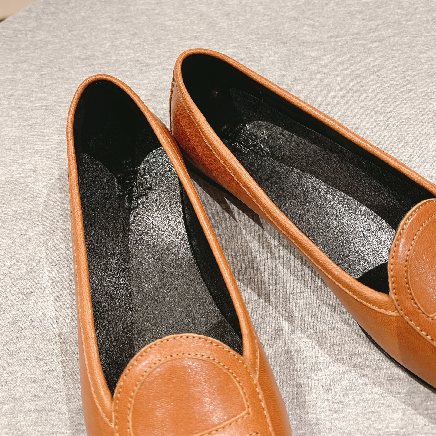 高仿Hermes*H242060Z1W山羊皮套腳單鞋棕色免檢版