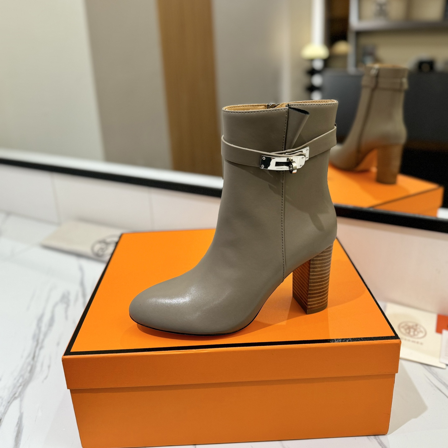 高仿Hermes*H192176ZE5小牛皮高踭短靴沙色8.5CM免檢版