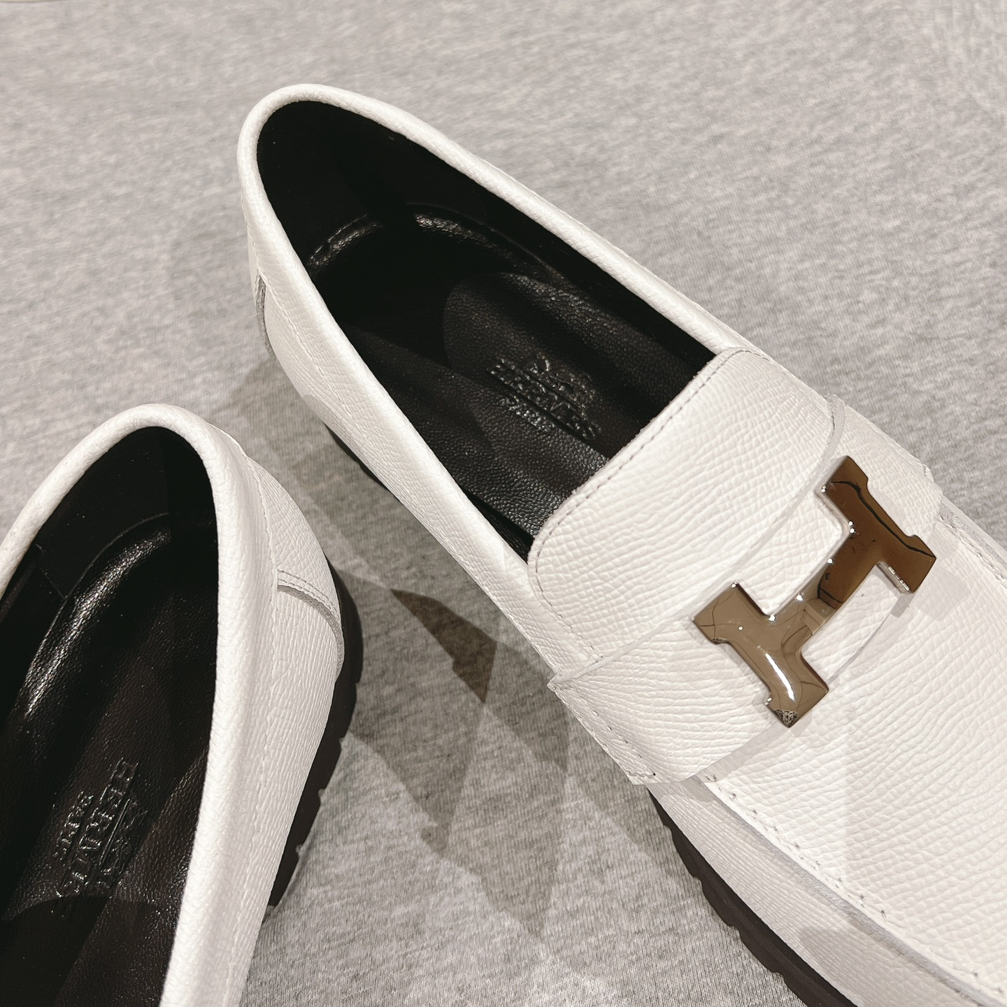 高仿Hermes*H241019Z90小牛皮樂福鞋白色免檢版