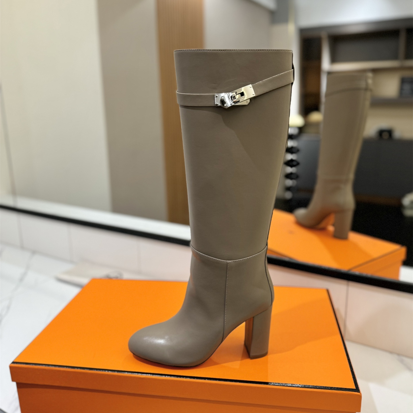 高仿Hermes*H192179ZE5小牛皮高筒靴沙色8.5CM免檢版