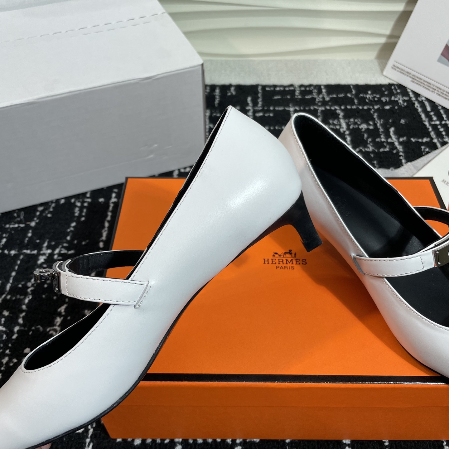 高仿Hermes*Kelly系列H251007Z01小牛皮高踭鞋白色4CM免檢版
