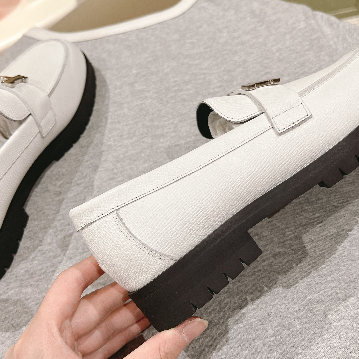 高仿Hermes*H241019Z90小牛皮樂福鞋白色免檢版
