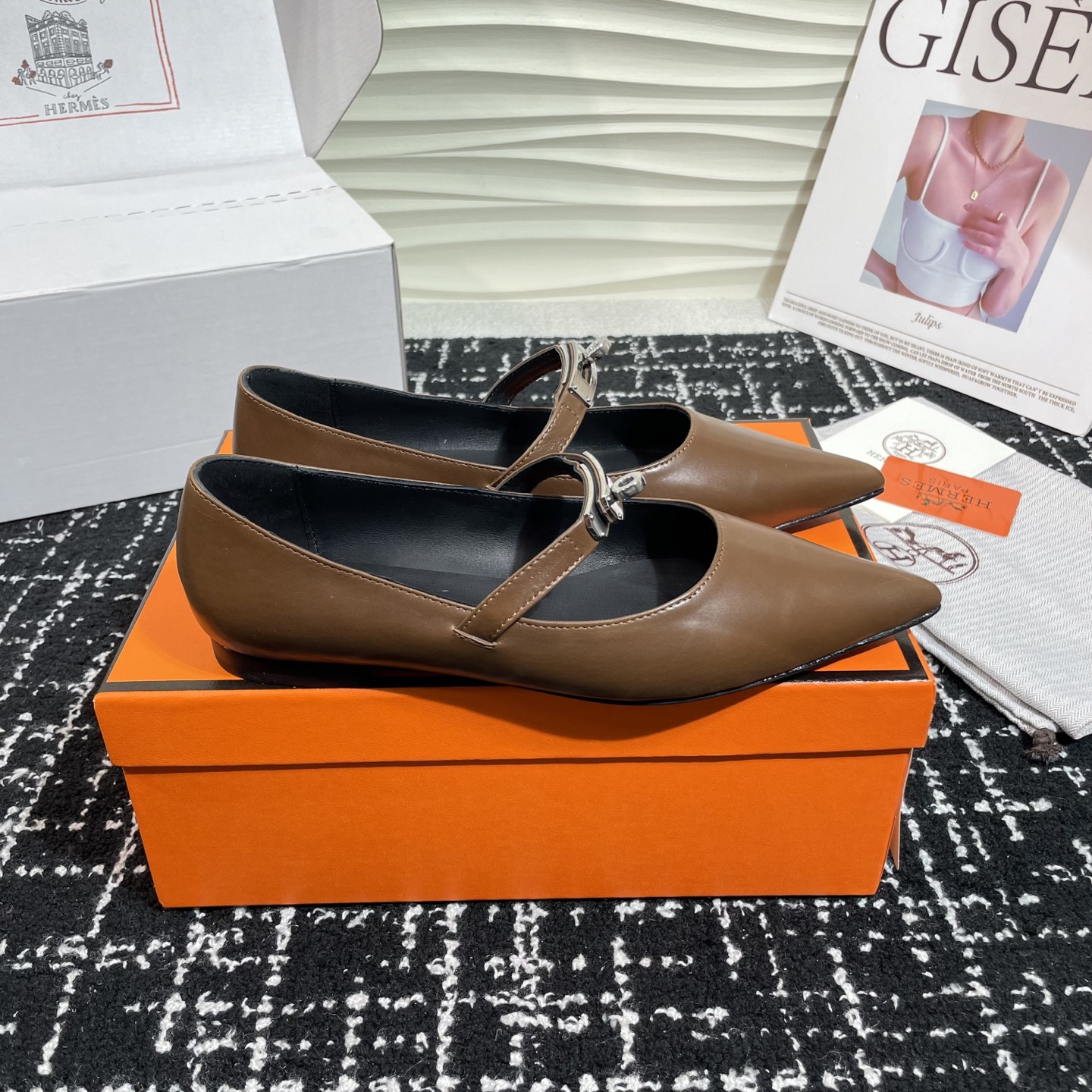 高仿Hermes*Kelly系列H251002Z03小牛皮休閒單鞋木色免檢版