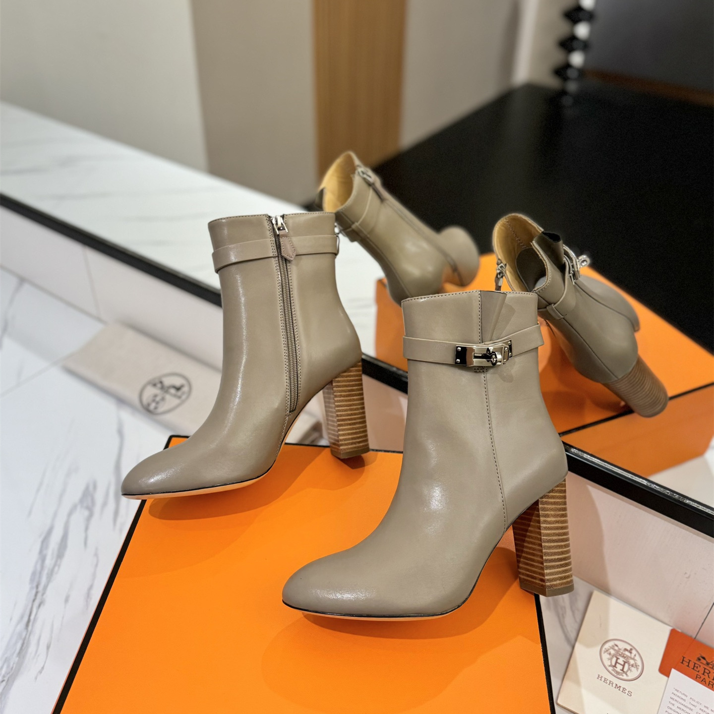 高仿Hermes*H192176ZE5小牛皮高踭短靴沙色8.5CM免檢版