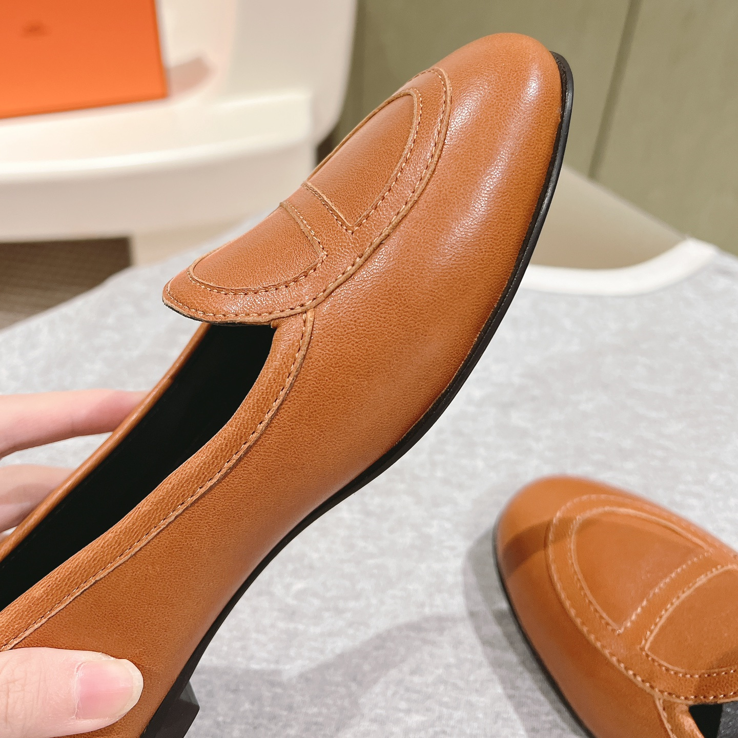 高仿Hermes*H242060Z1W山羊皮套腳單鞋棕色免檢版