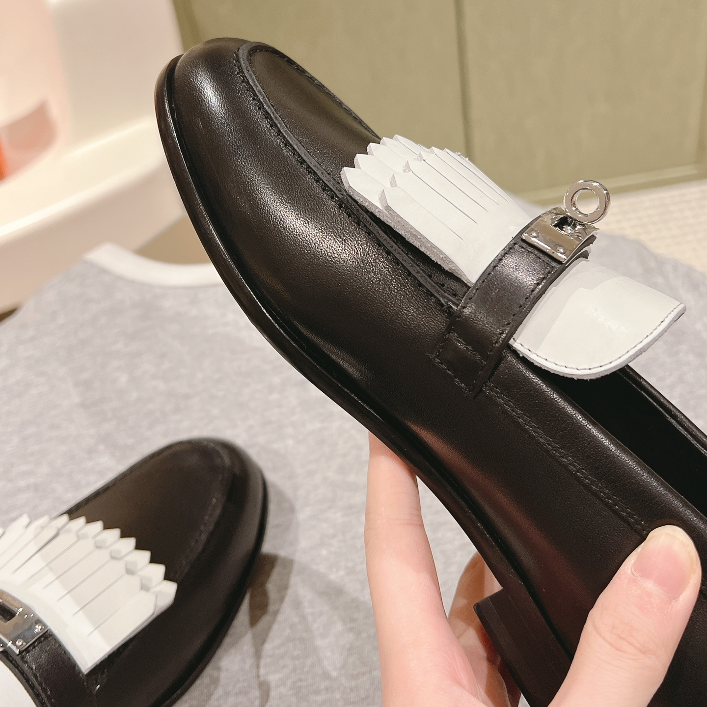 高仿Hermes*H241008Z03小牛皮樂福鞋黑白拼色免檢版