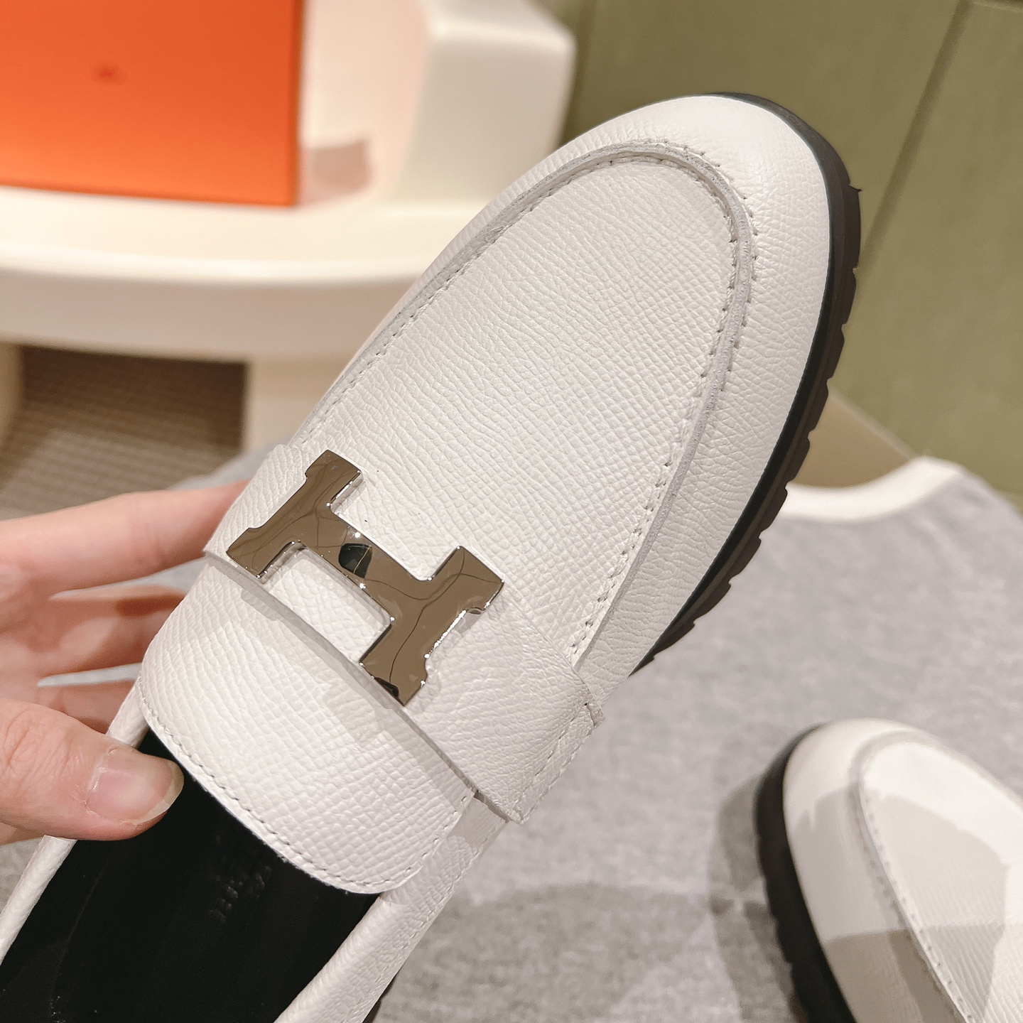 高仿Hermes*H241019Z90小牛皮樂福鞋白色免檢版