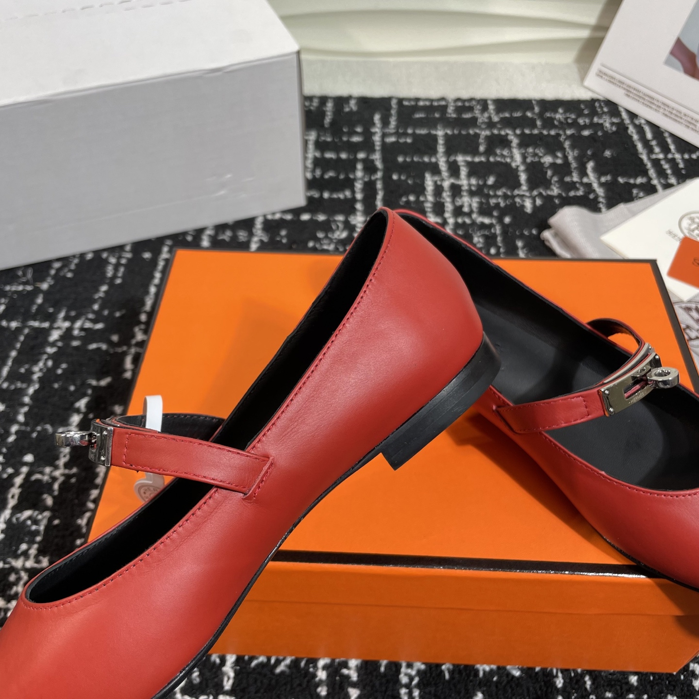 高仿Hermes*Kelly系列H251002Z06小牛皮休閒單鞋紅色免檢版