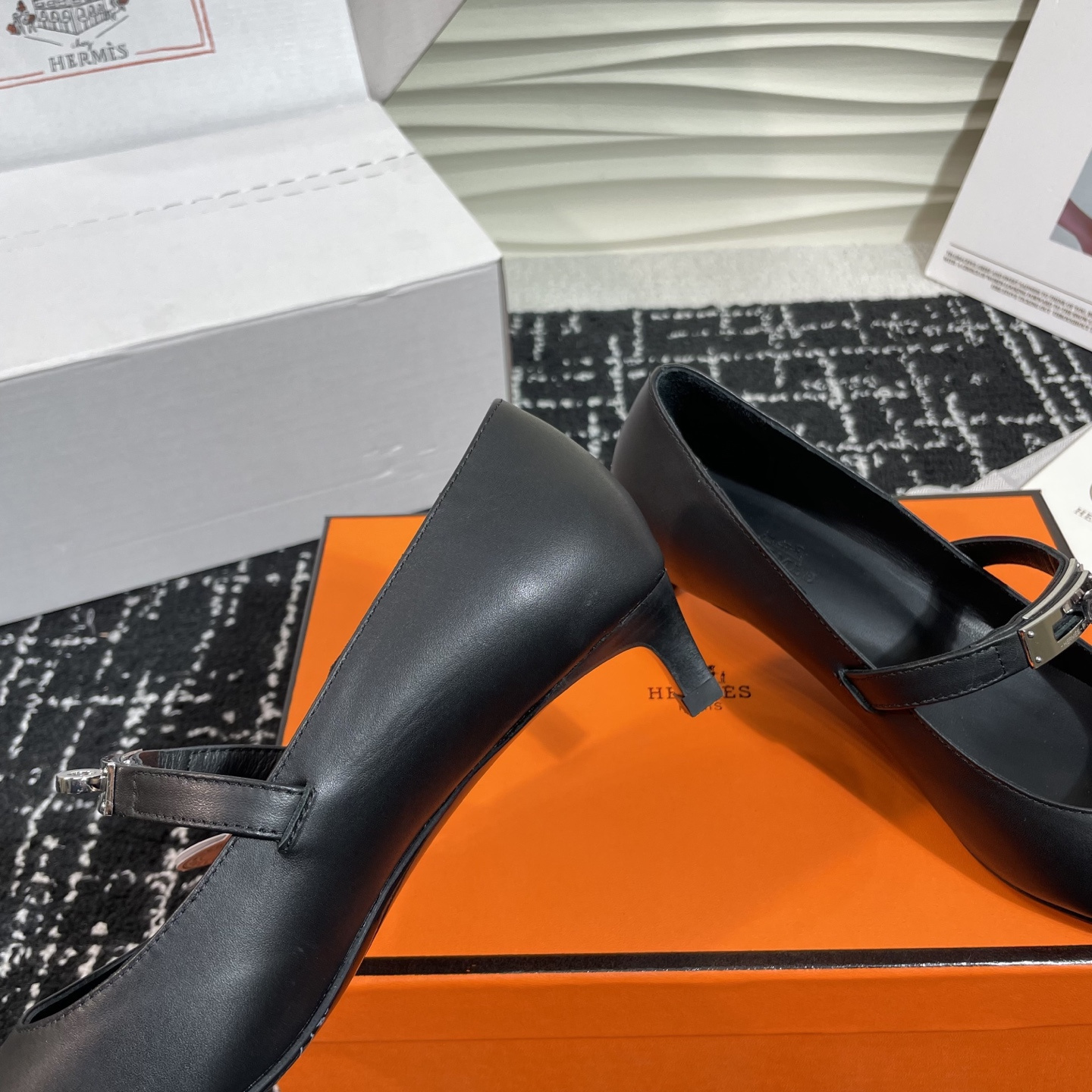 高仿Hermes*Kelly系列H251007Z02小牛皮高踭鞋黑色4CM免檢版