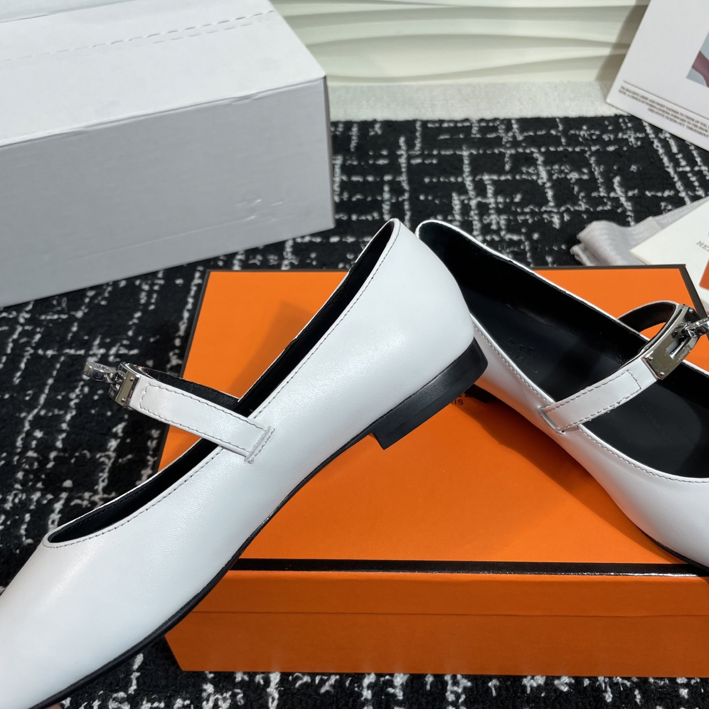 高仿Hermes*Kelly系列H251002Z01小牛皮休閒單鞋白色免檢版