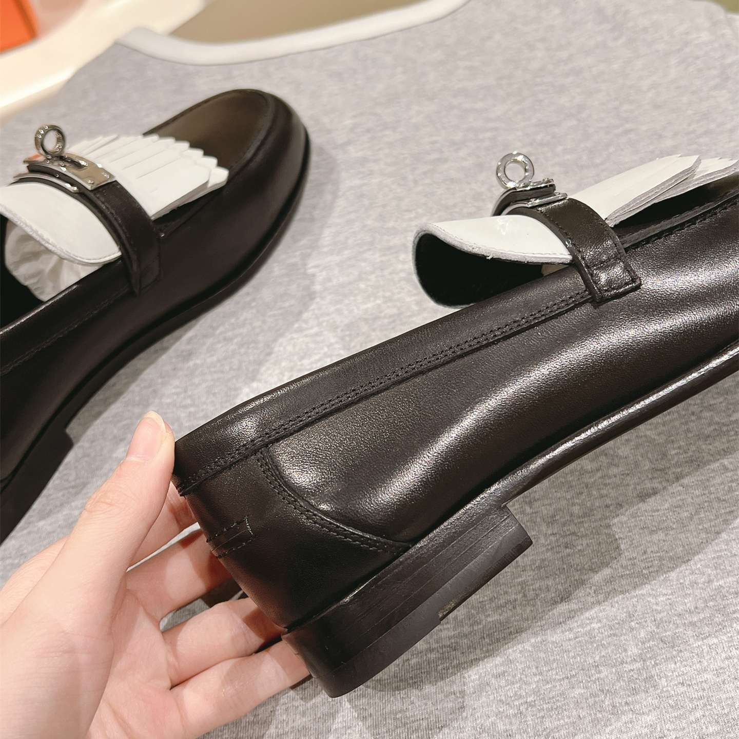 高仿Hermes*H241008Z03小牛皮樂福鞋黑白拼色免檢版