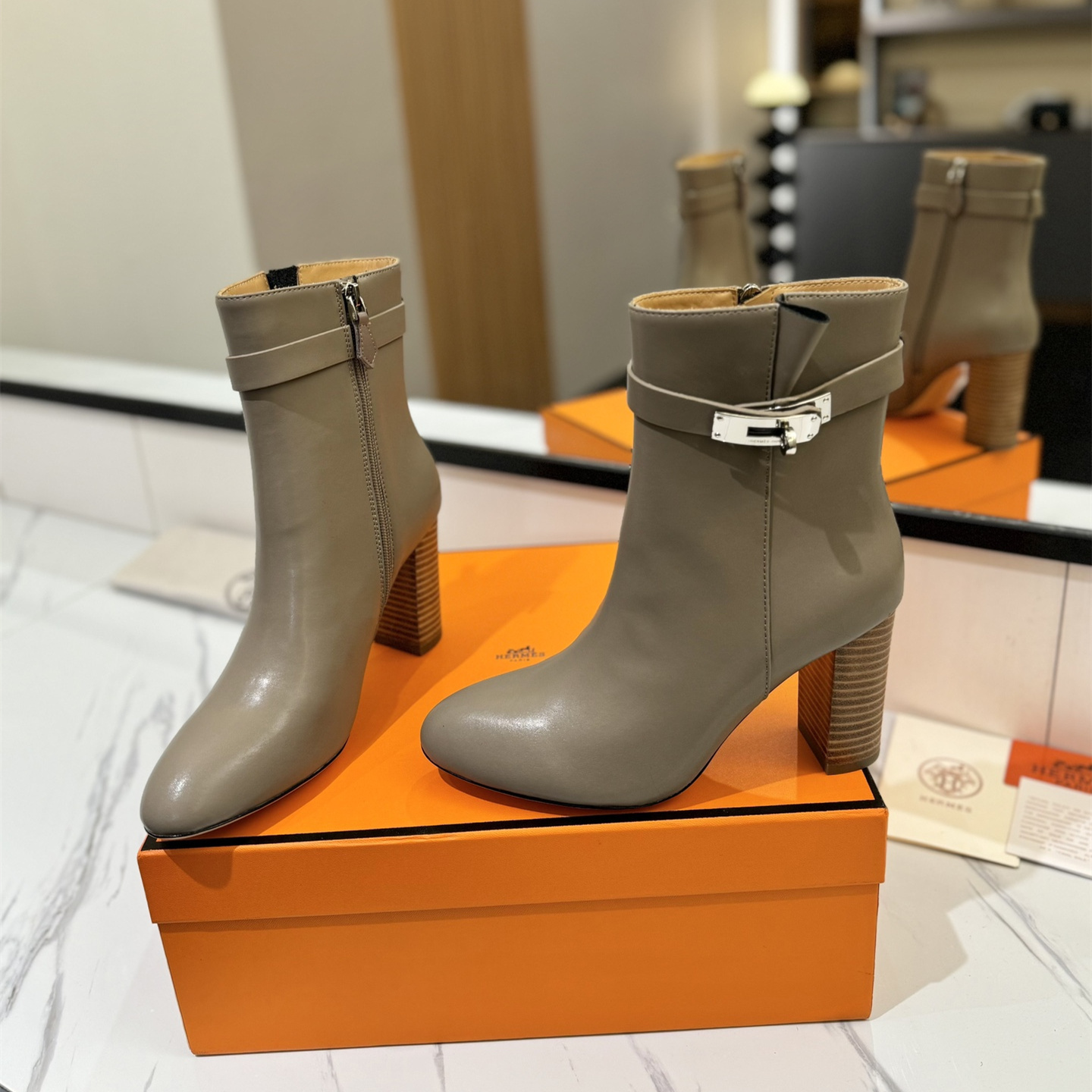 高仿Hermes*H192176ZE5小牛皮高踭短靴沙色8.5CM免檢版
