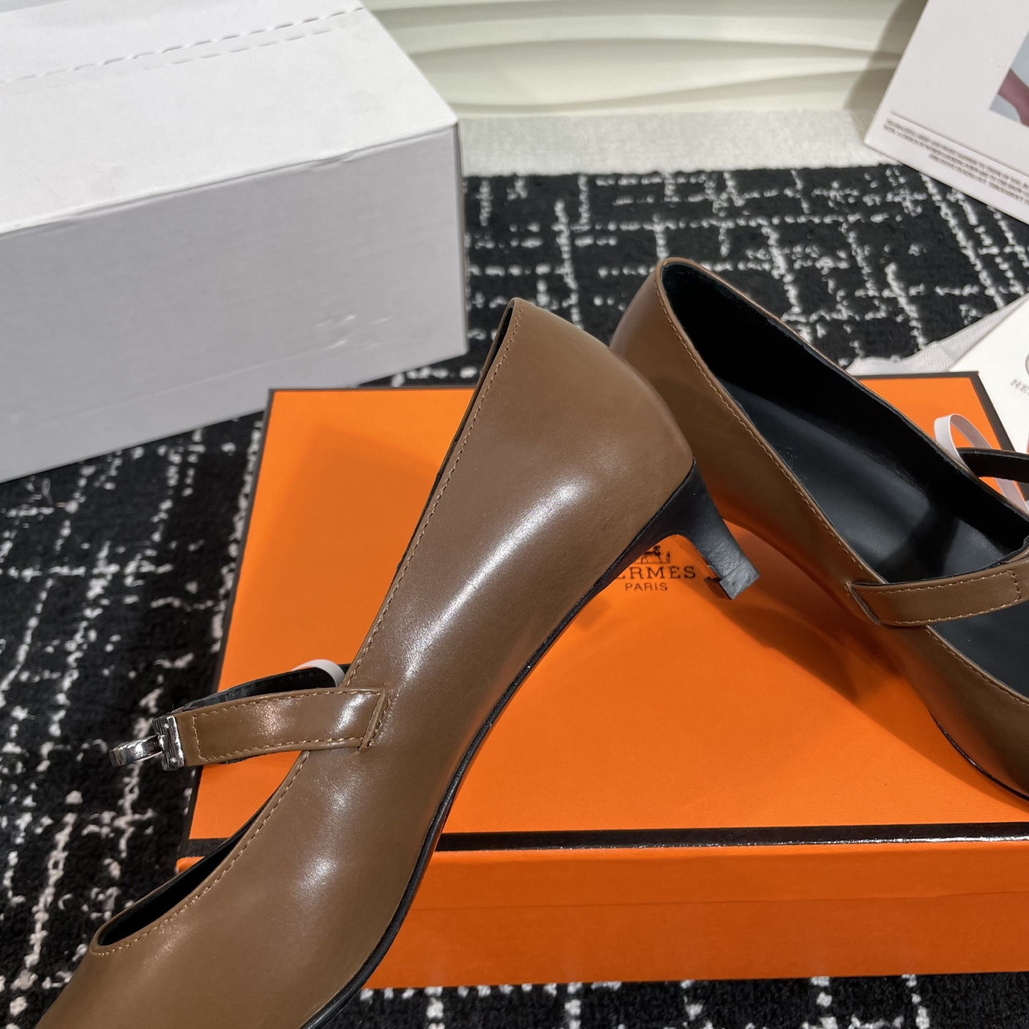高仿Hermes*Kelly系列H251007Z03小牛皮高踭鞋木色4CM免檢版