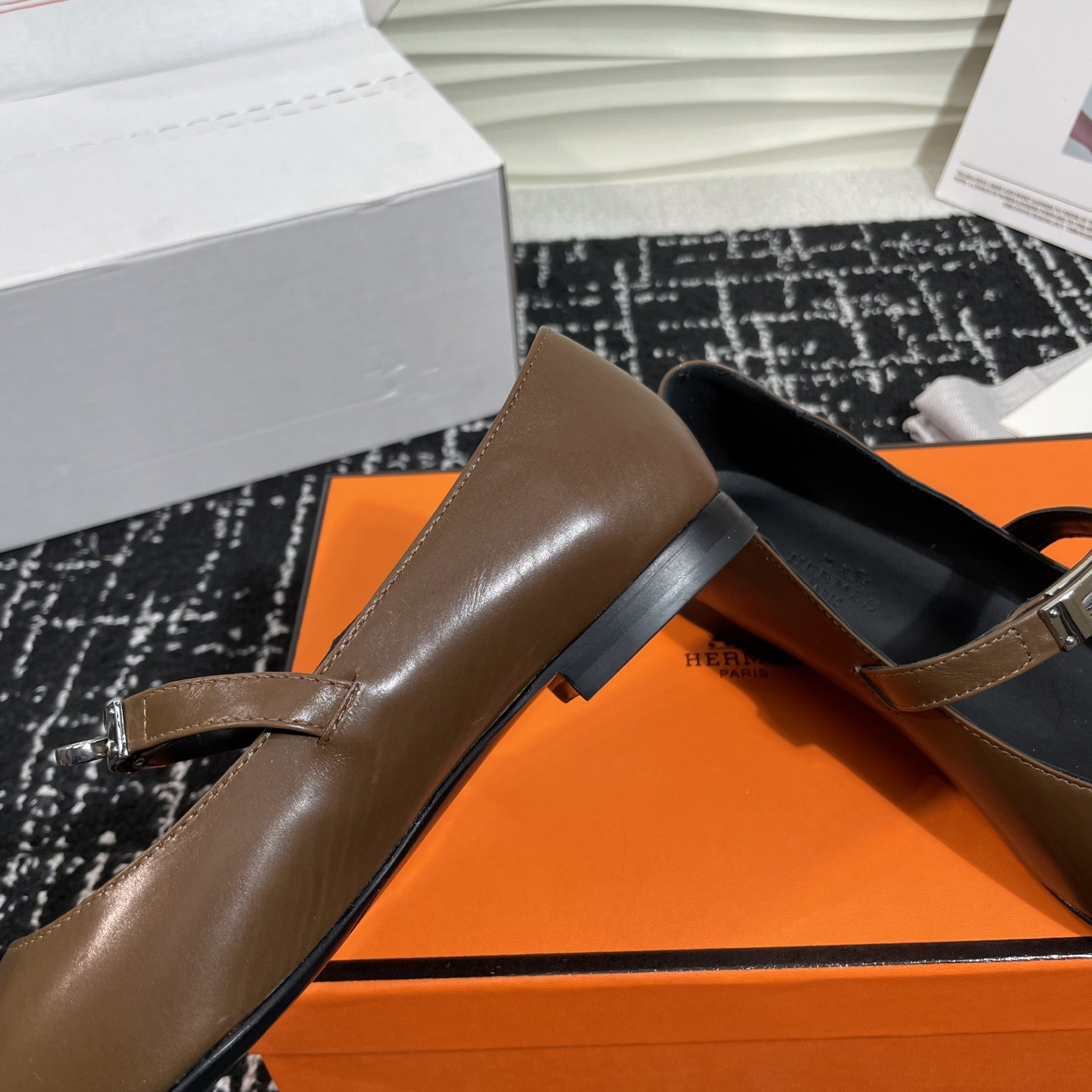 高仿Hermes*Kelly系列H251002Z03小牛皮休閒單鞋木色免檢版