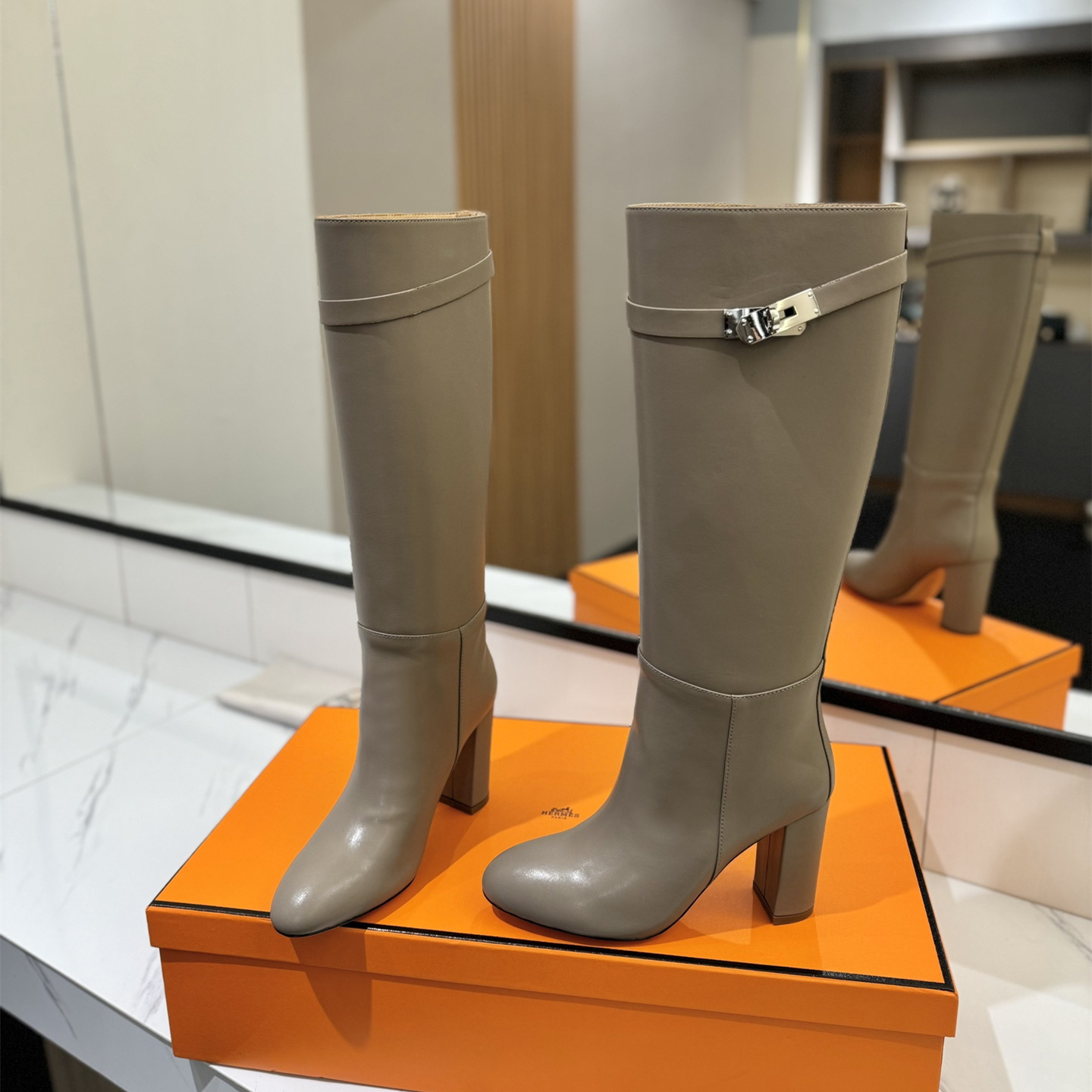 高仿Hermes*H192179ZE5小牛皮高筒靴沙色8.5CM免檢版