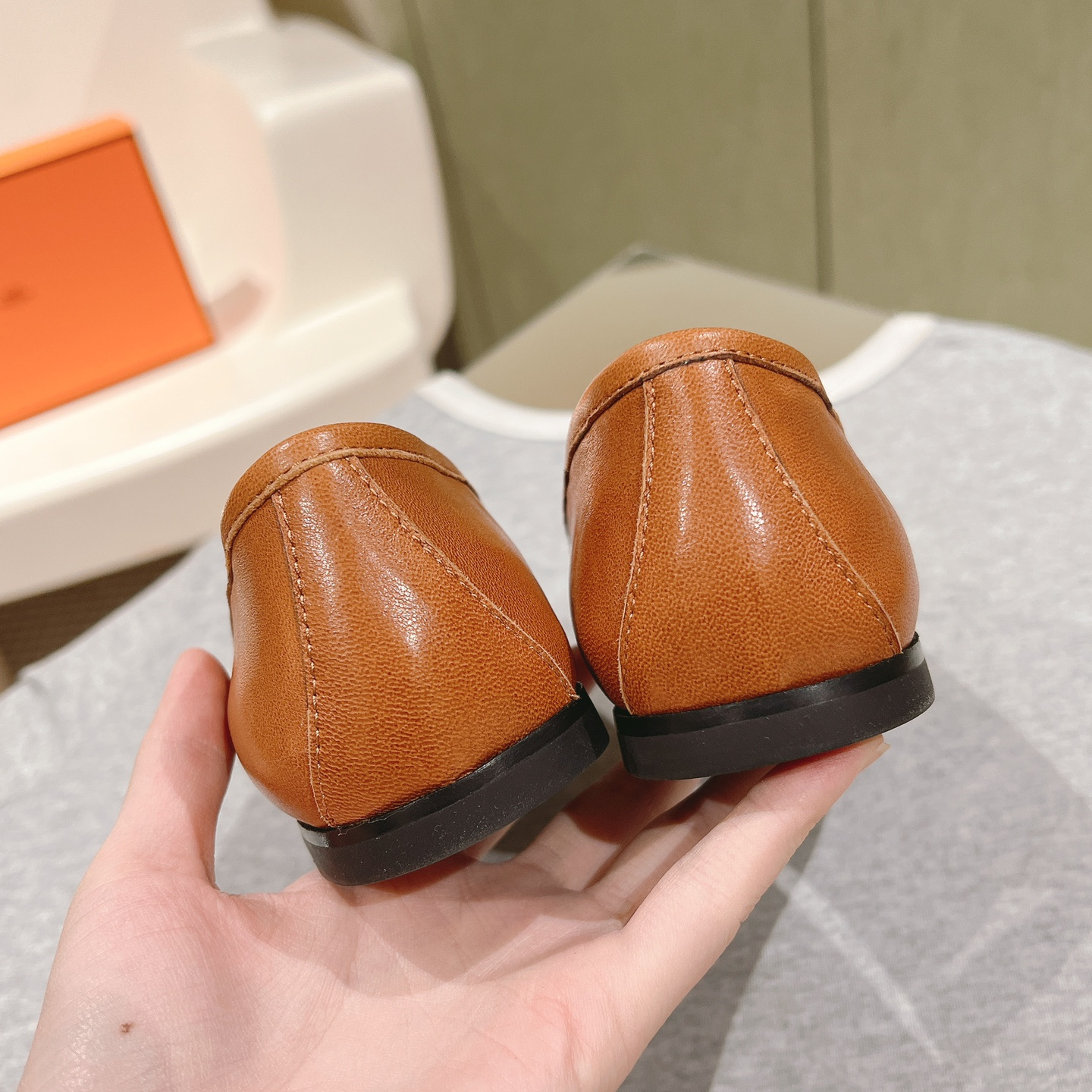 高仿Hermes*H242060Z1W山羊皮套腳單鞋棕色免檢版