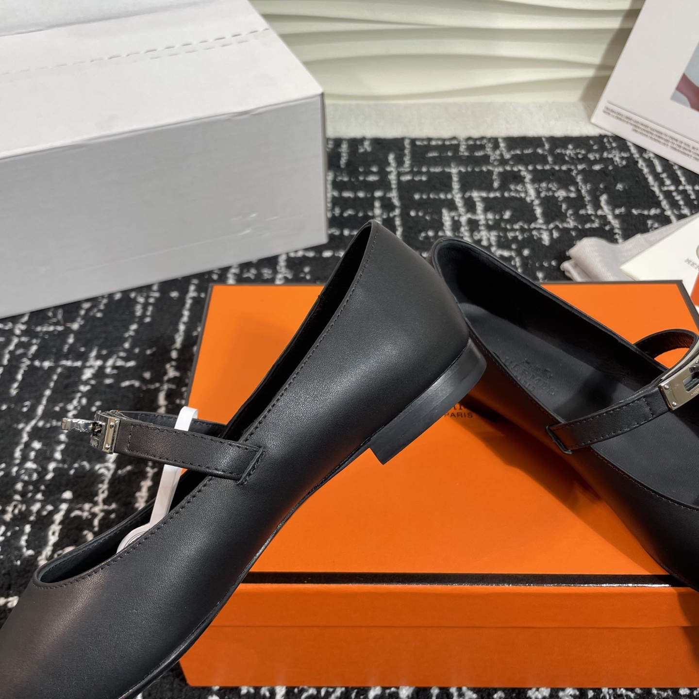 高仿Hermes*Kelly系列H251002Z02小牛皮休閒單鞋黑色免檢版