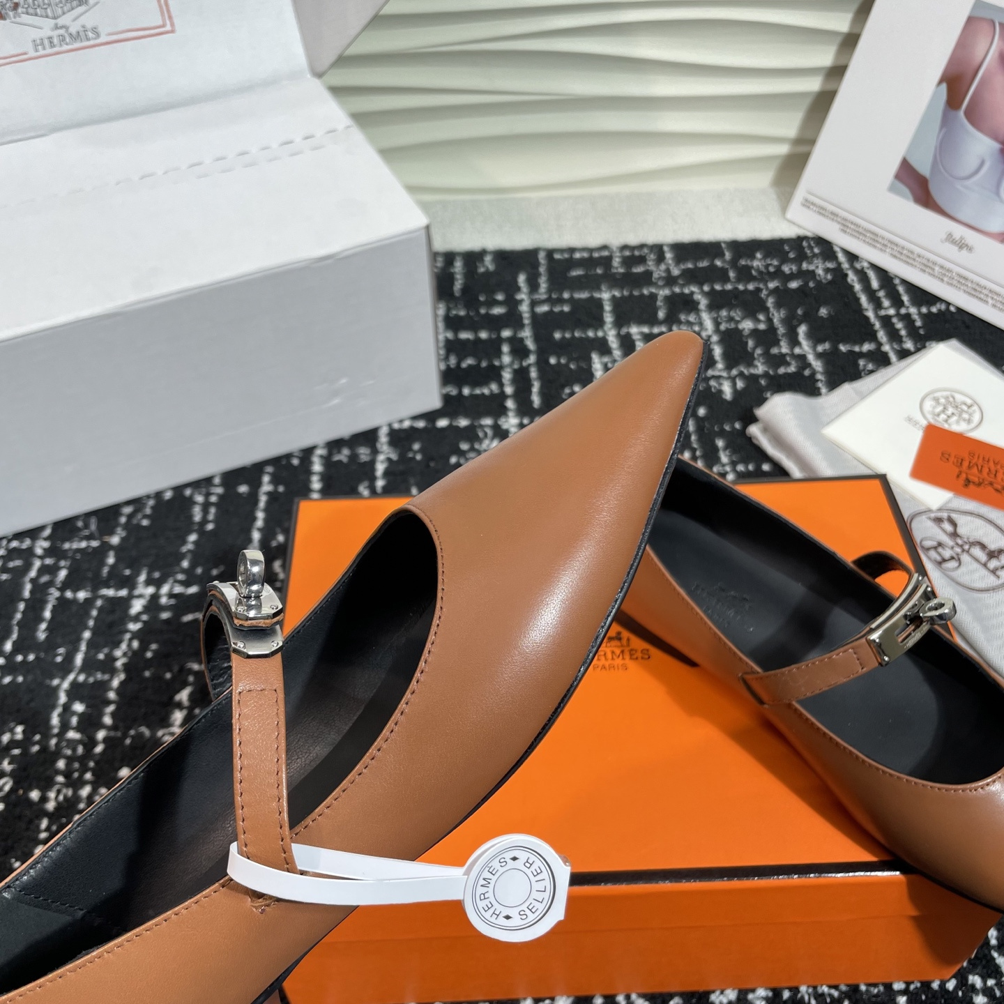 高仿Hermes*Kelly系列H251002Z04小牛皮休閒單鞋棕色免檢版