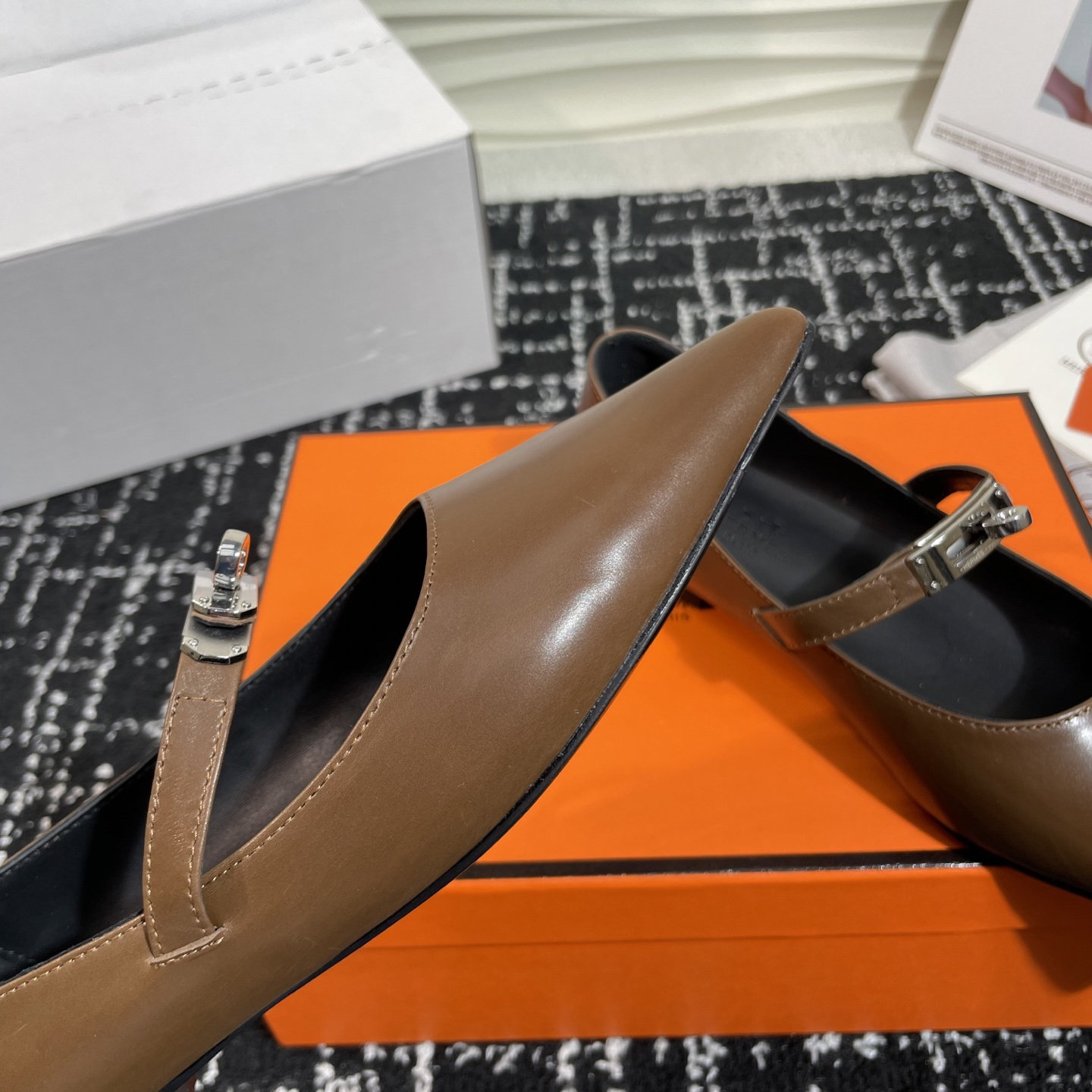 高仿Hermes*Kelly系列H251002Z03小牛皮休閒單鞋木色免檢版