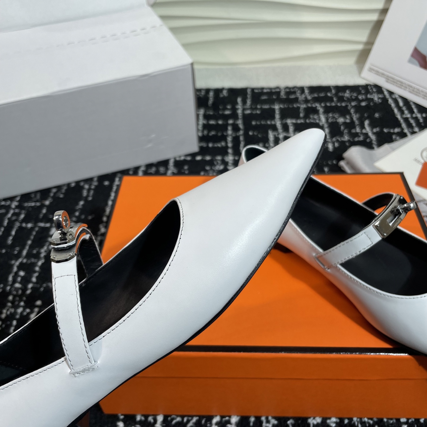 高仿Hermes*Kelly系列H251002Z01小牛皮休閒單鞋白色免檢版