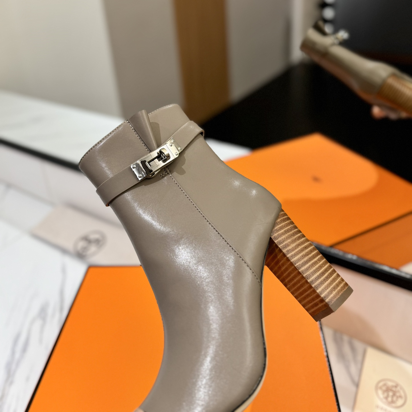 高仿Hermes*H192176ZE5小牛皮高踭短靴沙色8.5CM免檢版
