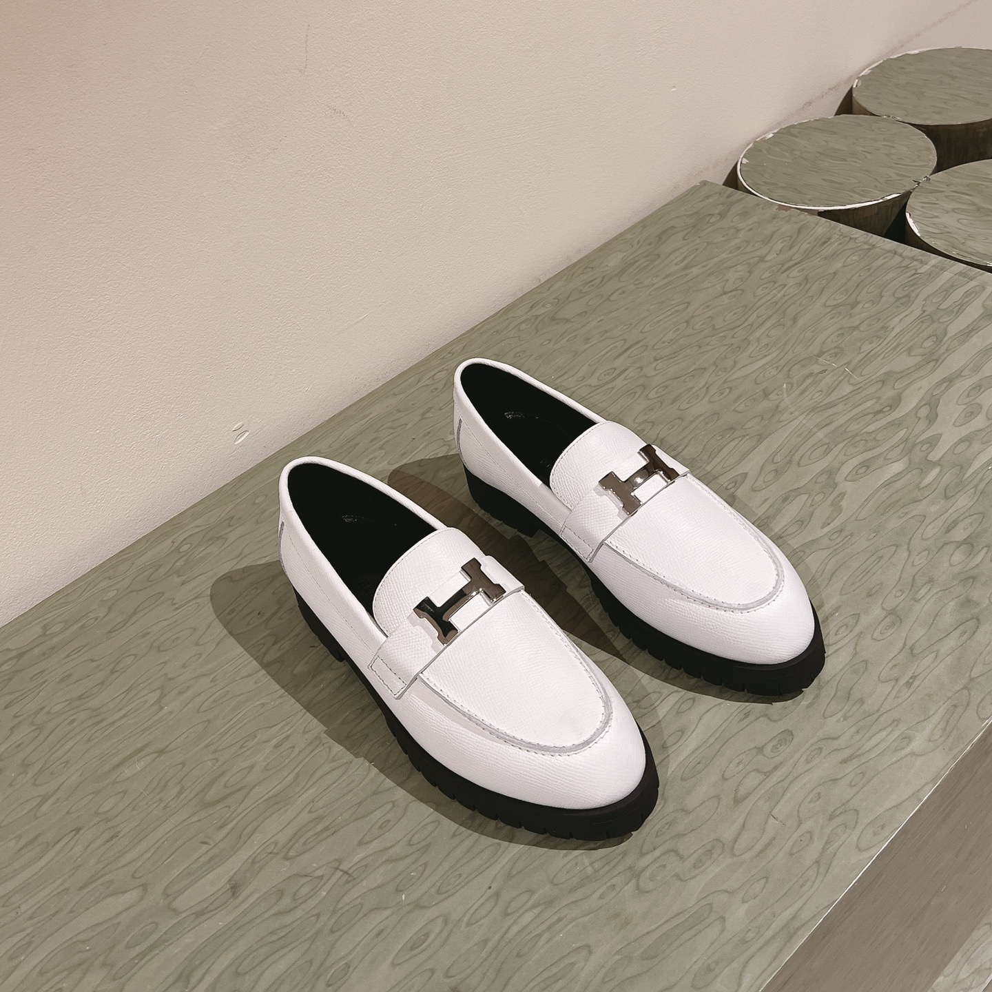 高仿Hermes*H241019Z90小牛皮樂福鞋白色免檢版