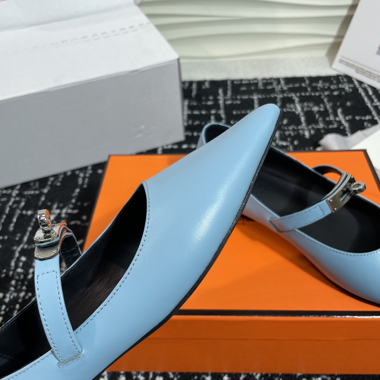高仿Hermes*Kelly系列H251002Z07小牛皮休閒單鞋藍色免檢版