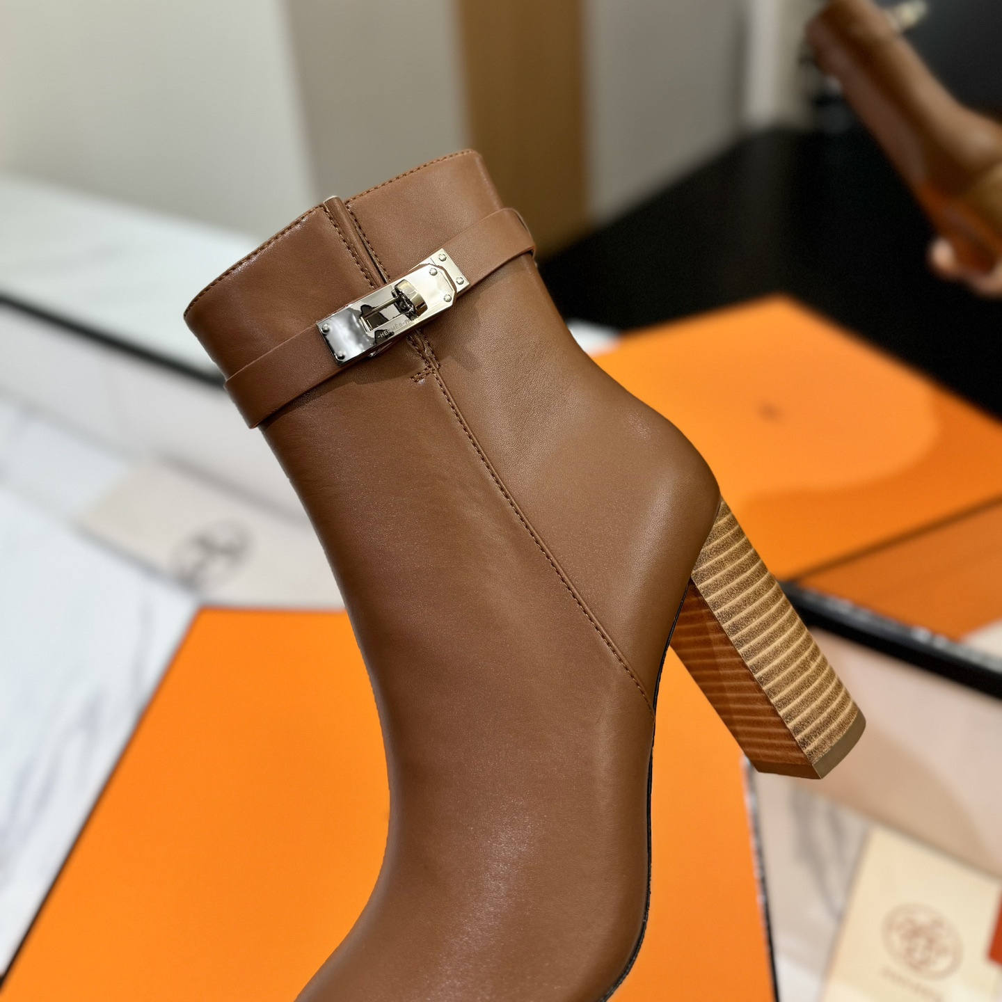 高仿Hermes*H202257ZA3小牛皮高踭短靴棕色8.5CM免檢版