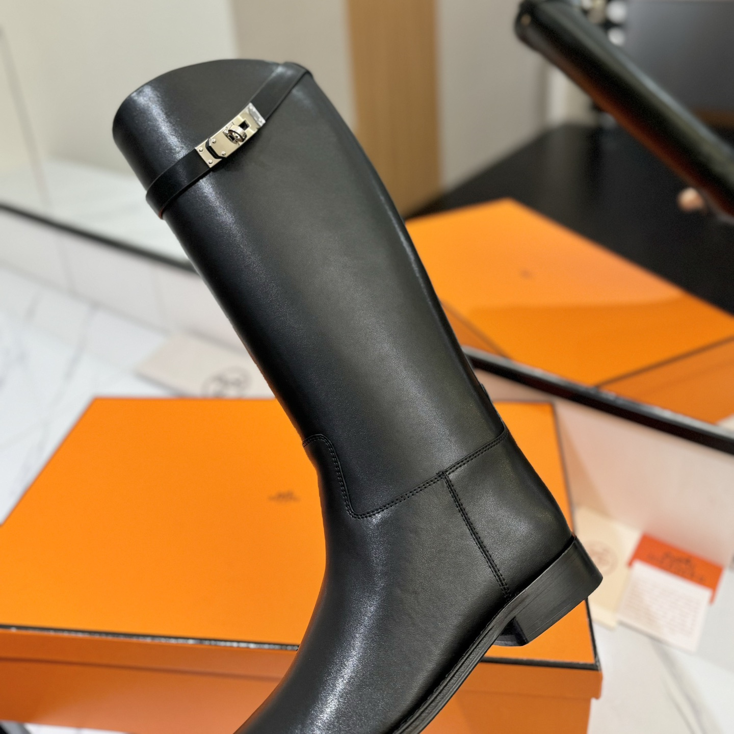 高仿Hermes*H042138Z01小牛皮高筒靴黑色免檢版