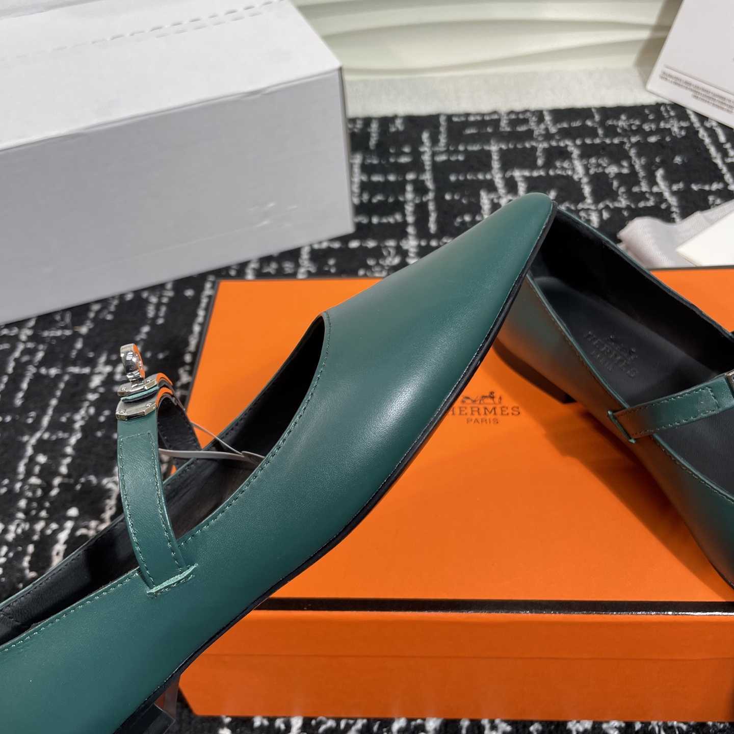 高仿Hermes*Kelly系列H251002Z05小牛皮休閒單鞋祖母綠免檢版