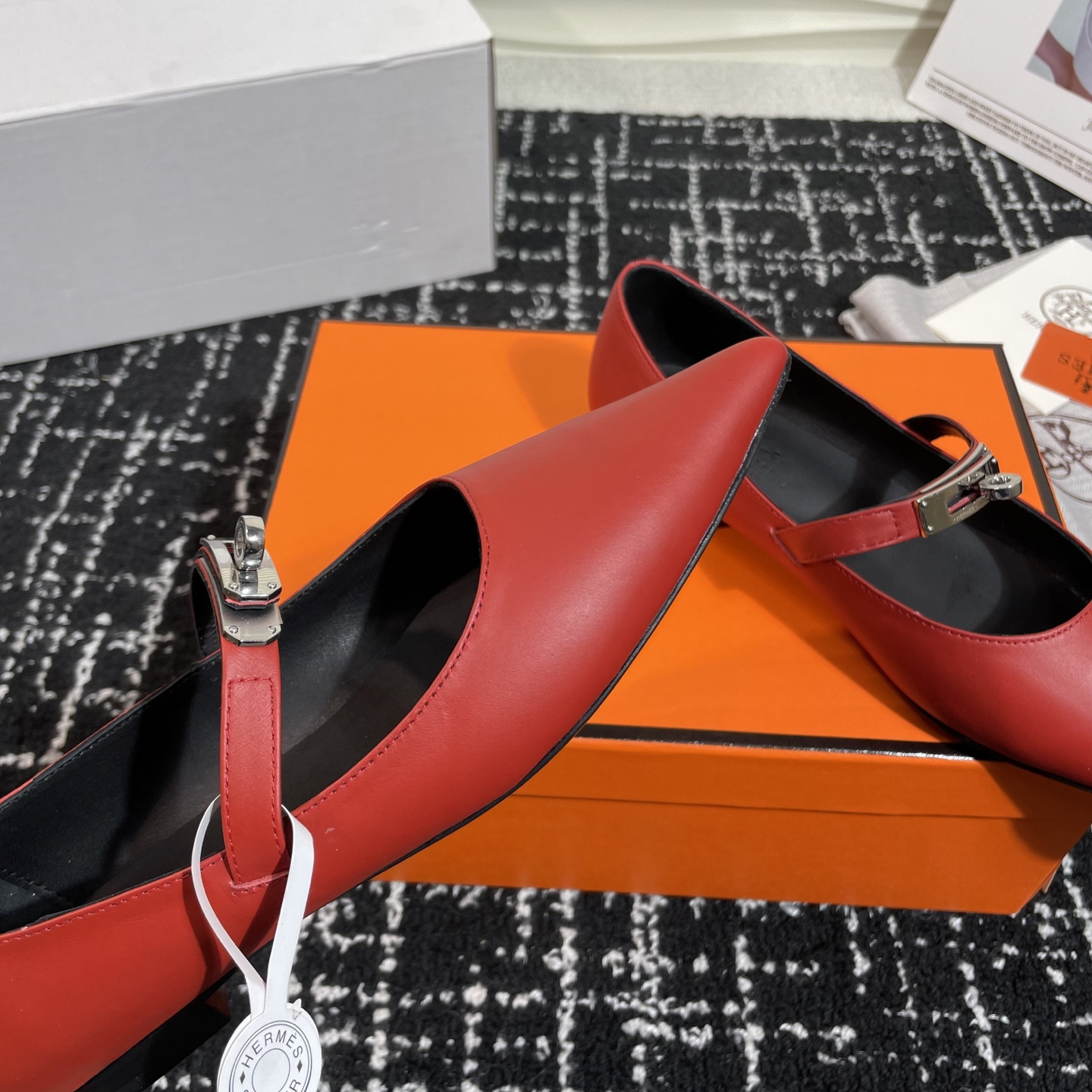 高仿Hermes*Kelly系列H251002Z06小牛皮休閒單鞋紅色免檢版