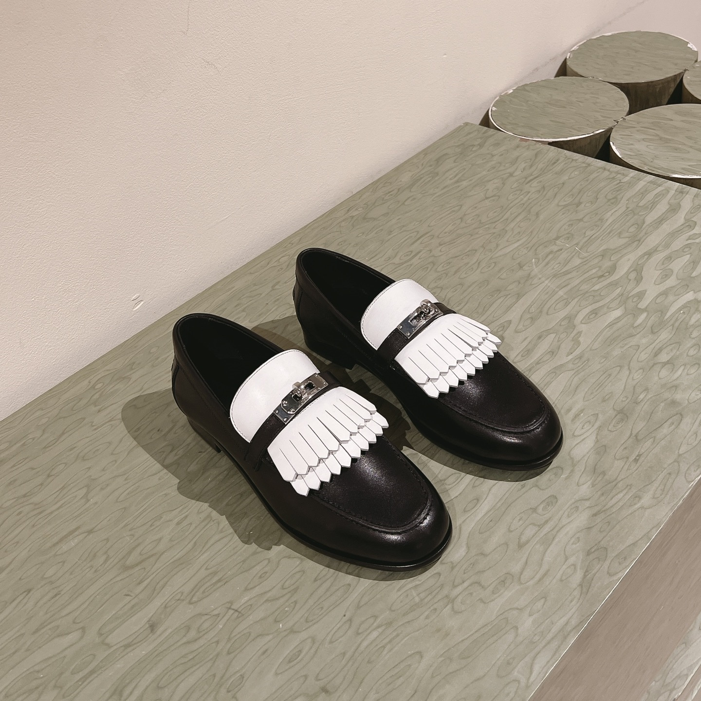 高仿Hermes*H241008Z03小牛皮樂福鞋黑白拼色免檢版