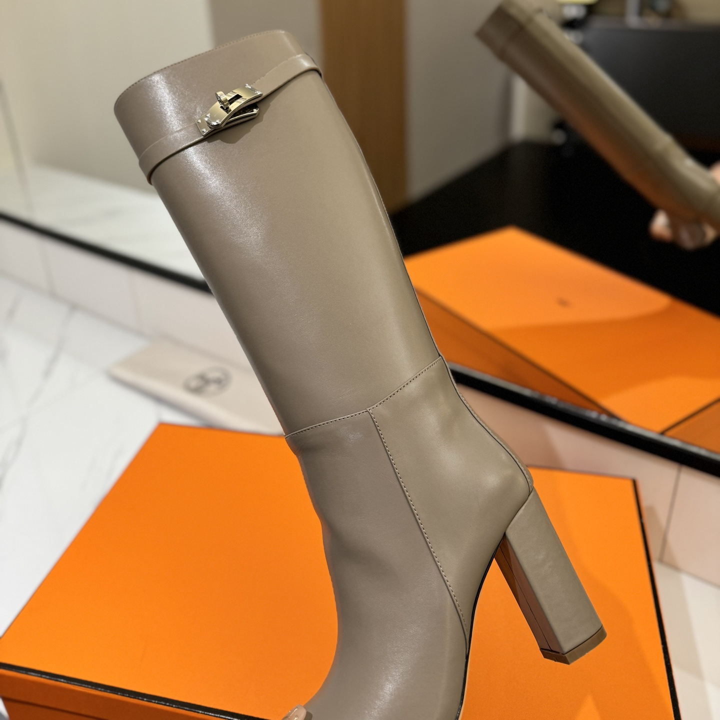 高仿Hermes*H192179ZE5小牛皮高筒靴沙色8.5CM免檢版