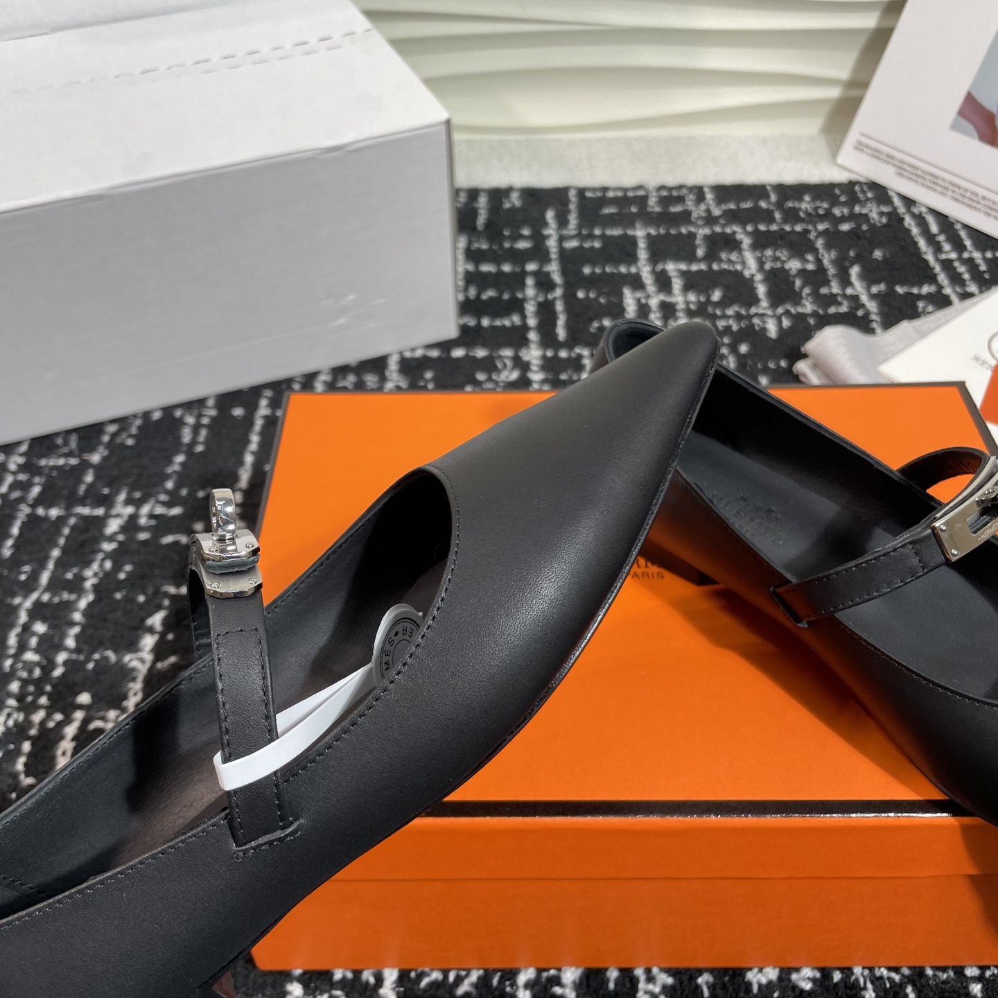 高仿Hermes*Kelly系列H251002Z02小牛皮休閒單鞋黑色免檢版