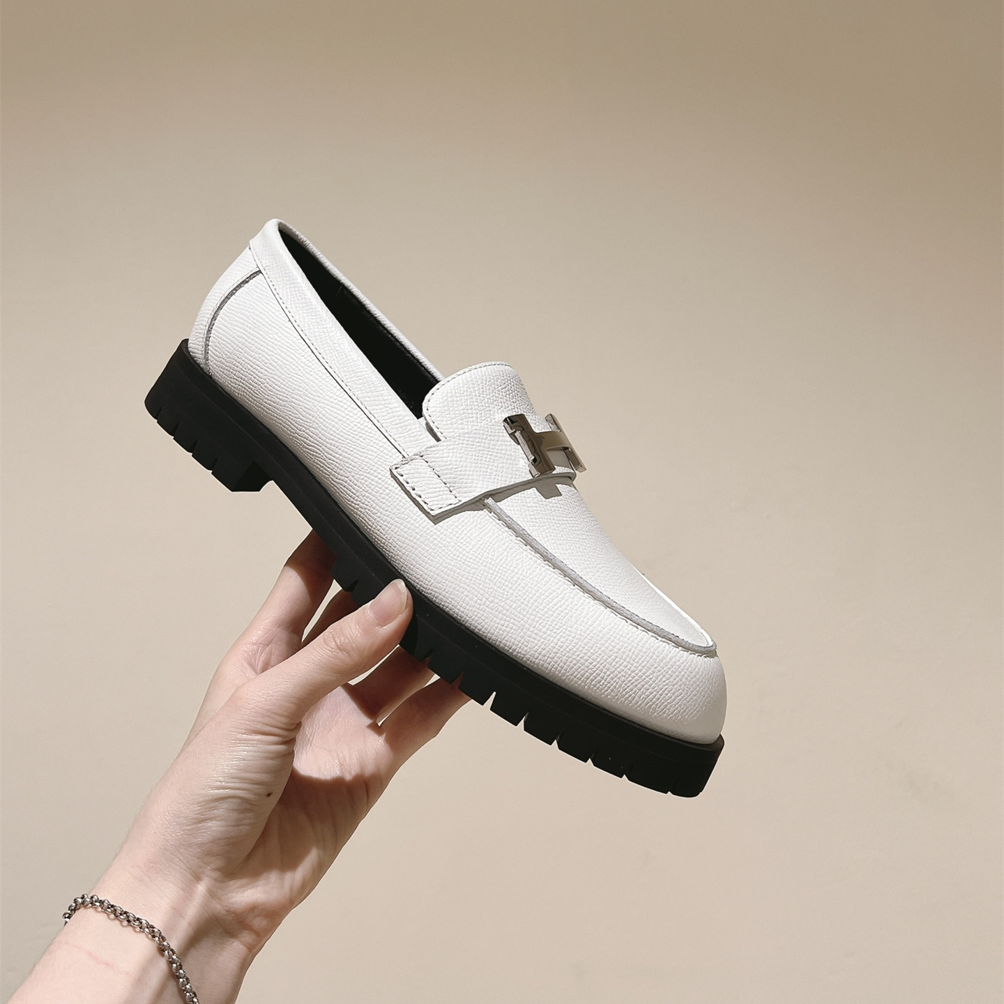 高仿Hermes*H241019Z90小牛皮樂福鞋白色免檢版