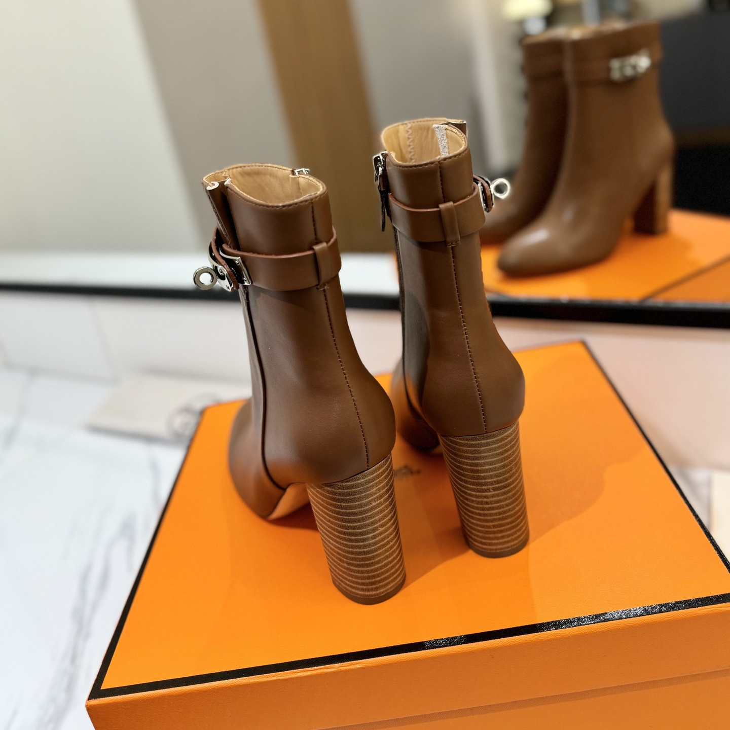 高仿Hermes*H202257ZA3小牛皮高踭短靴棕色8.5CM免檢版