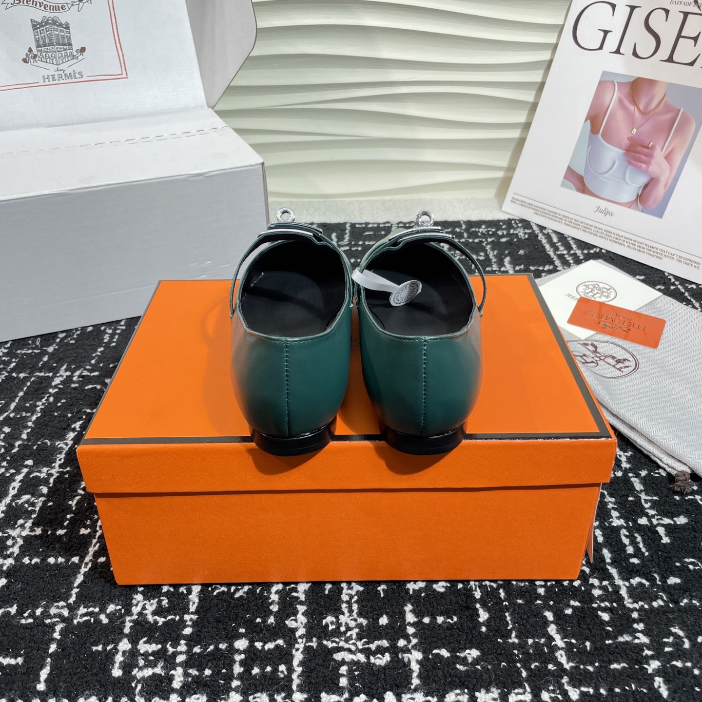 高仿Hermes*Kelly系列H251002Z05小牛皮休閒單鞋祖母綠免檢版