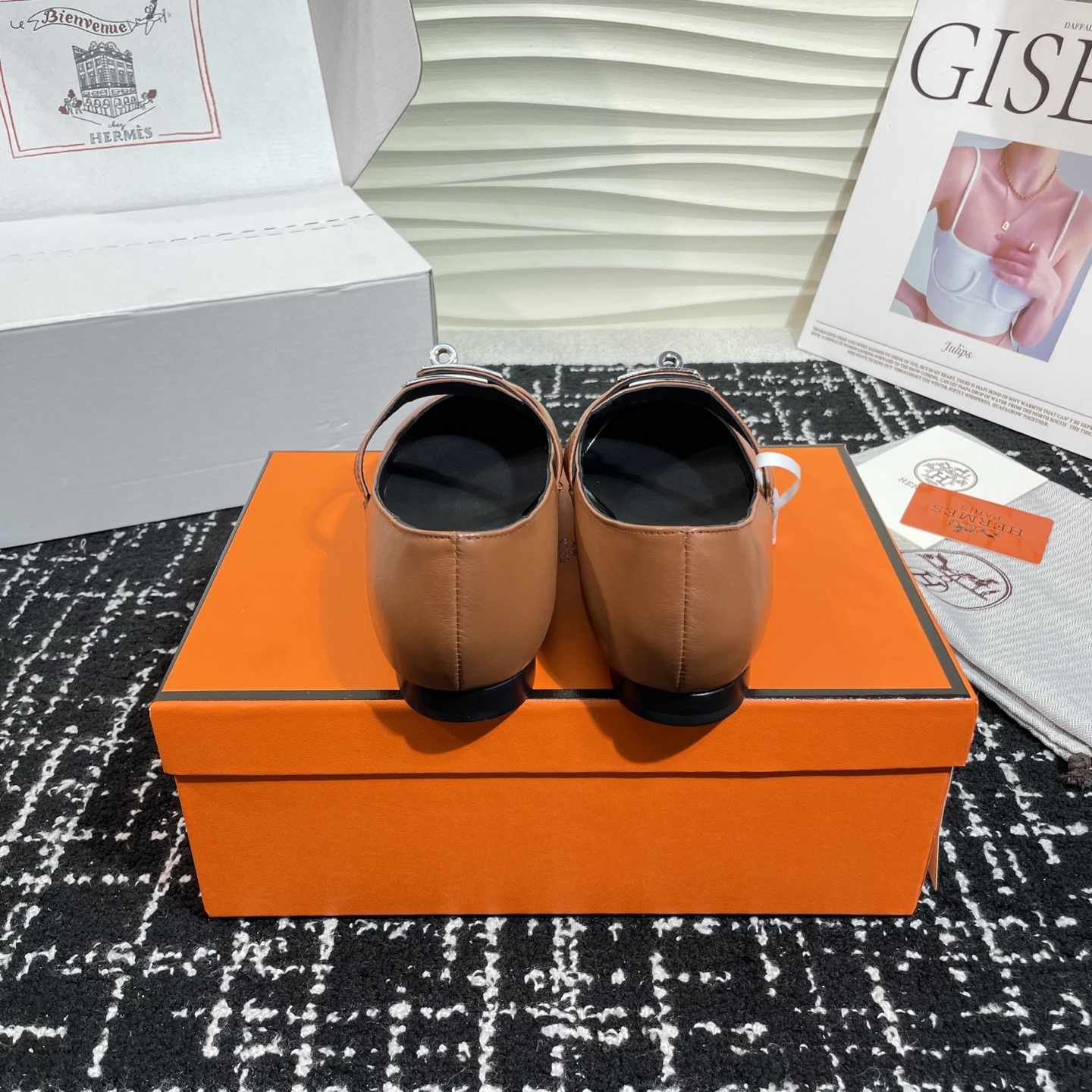高仿Hermes*Kelly系列H251002Z04小牛皮休閒單鞋棕色免檢版