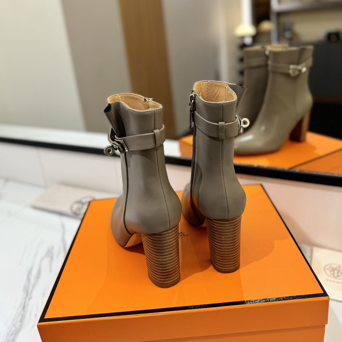 高仿Hermes*H192176ZE5小牛皮高踭短靴沙色8.5CM免檢版