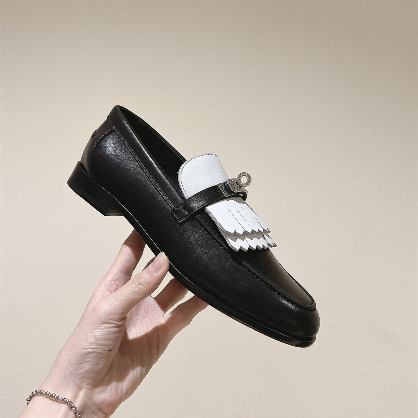 高仿Hermes*H241008Z03小牛皮樂福鞋黑白拼色免檢版