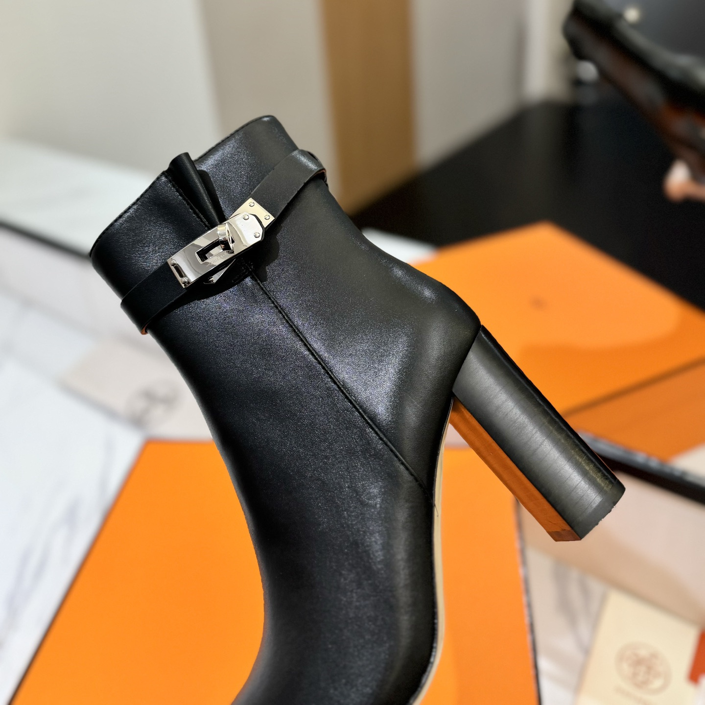 高仿Hermes*H182102Z02小牛皮高踭短靴黑色8.5CM免檢版