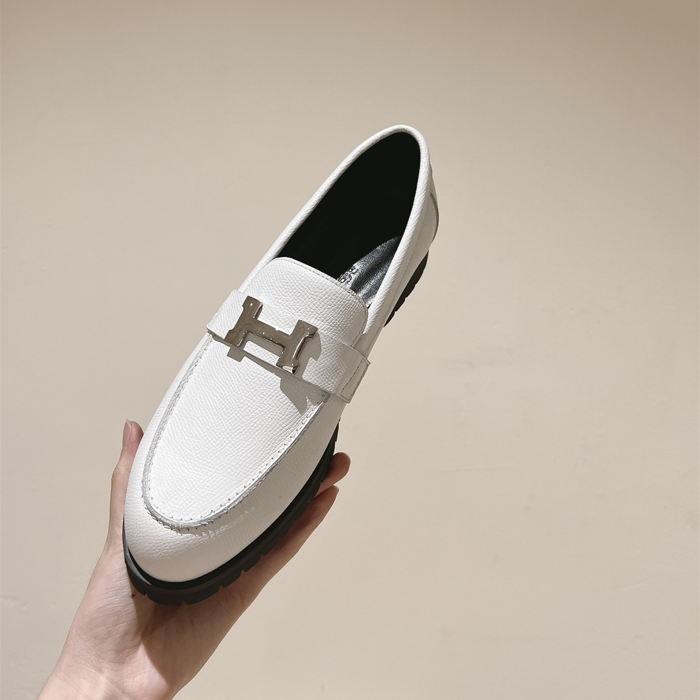高仿Hermes*H241019Z90小牛皮樂福鞋白色免檢版