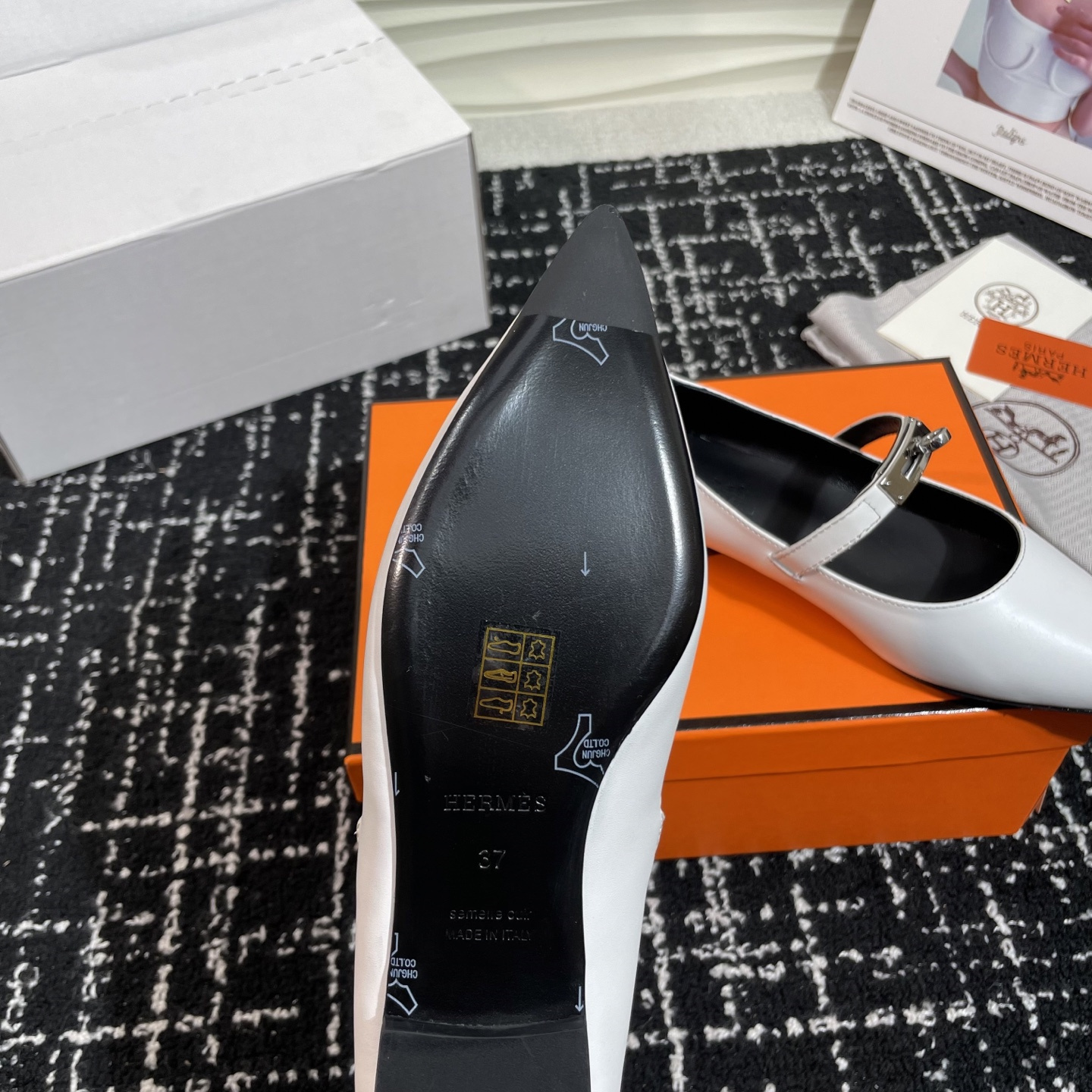 高仿Hermes*Kelly系列H251002Z01小牛皮休閒單鞋白色免檢版