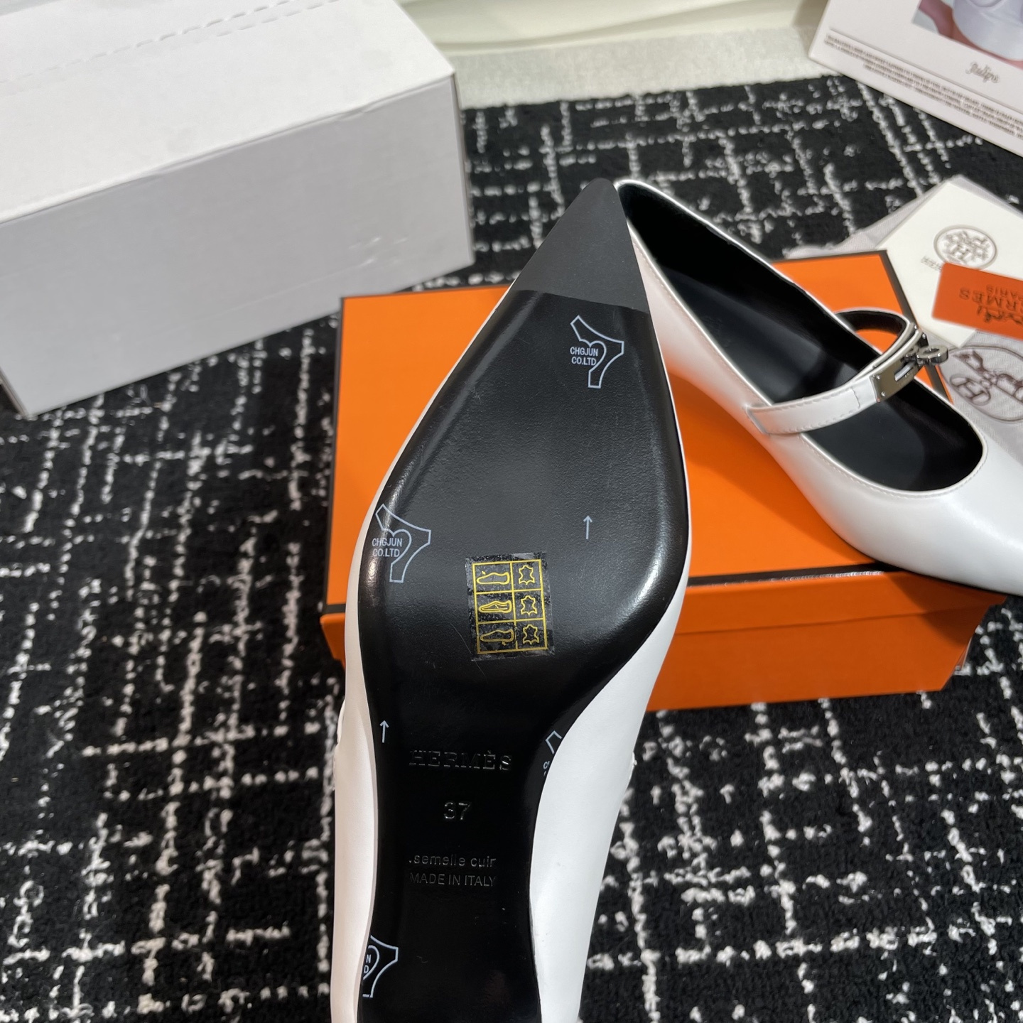高仿Hermes*Kelly系列H251007Z01小牛皮高踭鞋白色4CM免檢版