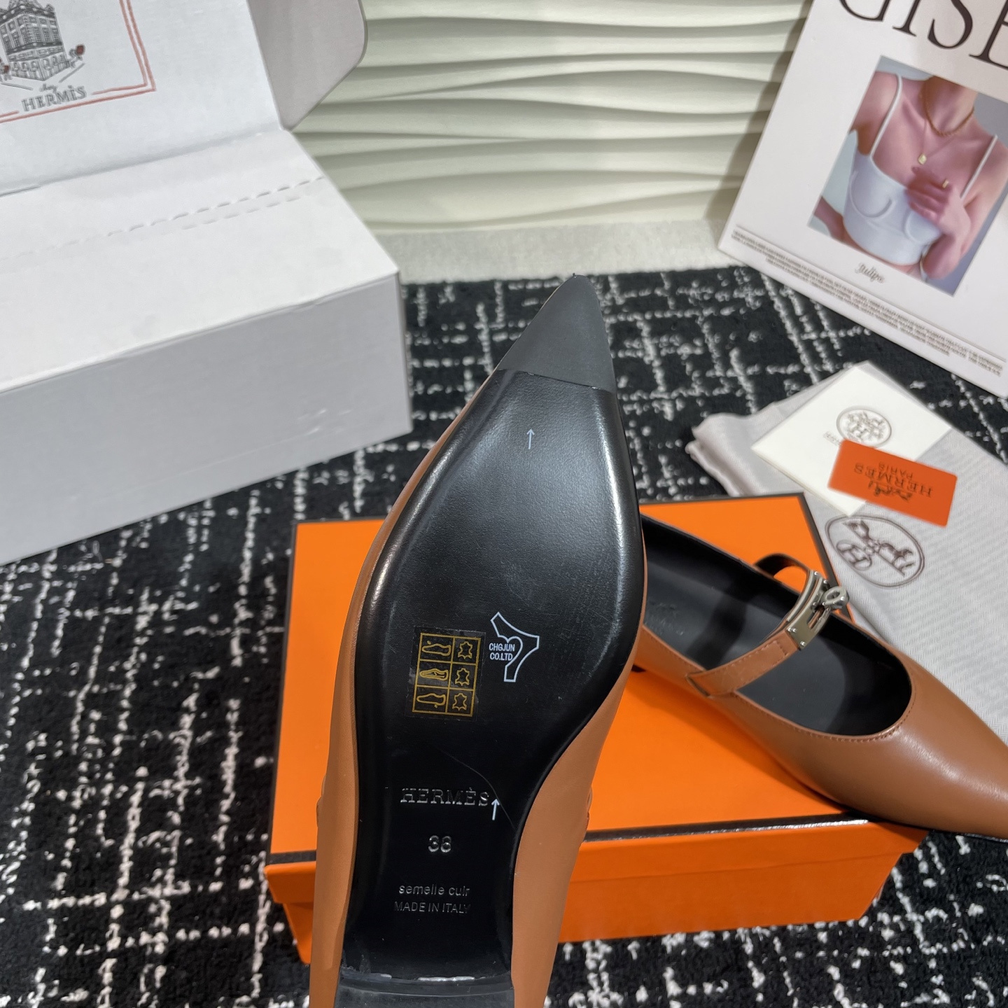 高仿Hermes*Kelly系列H251002Z04小牛皮休閒單鞋棕色免檢版